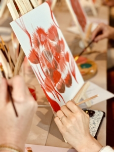 Schilderworkshop intuïtief voor Kneipp, influenzers op locatie Utrecht onder leiding van beeldend kunstenaar Marianne Baijens