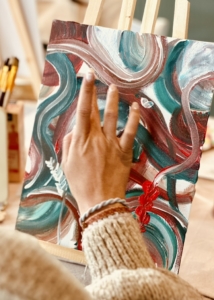 Schilderworkshop intuïtief voor Kneipp, influenzers op locatie Utrecht onder leiding van beeldend kunstenaar Marianne Baijens