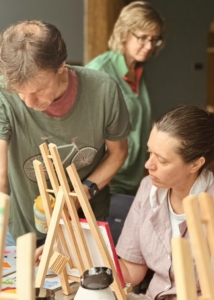 Creatief familie uitje op locatie onder leiding van beeldend kunstenaar Marianne Baijens