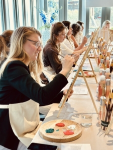 Schilderworkshop intuïtief voor Kneipp, influenzers op locatie Utrecht onder leiding van beeldend kunstenaar Marianne Baijens