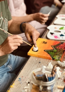 Creatief familie uitje op locatie onder leiding van beeldend kunstenaar Marianne Baijens