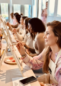 Schilderworkshop intuïtief voor Kneipp, influenzers op locatie Utrecht onder leiding van beeldend kunstenaar Marianne Baijens