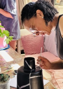 Bedrijfsuitje: Exclusieve workshops vaas beschilderen op sfeervolle locatie @mariannebaijens in Leende