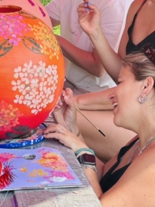 Exclusieve dagworkshop XXL vaas beschilderen met culinaire lunch op sfeervolle locatie @mariannebaijens in Leende