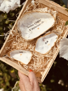 Handbeschilderde oesterschelpen in lijstje een perfect huwelijks kado @mariannebaijens