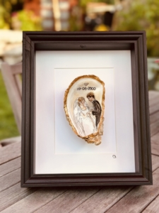 Handbeschilderde oesterschelpen in lijstje een perfect huwelijks kado @mariannebaijens