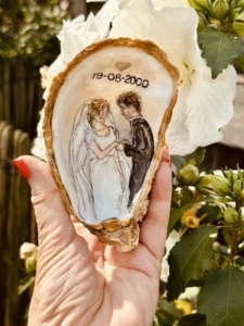 Handbeschilderde oesterschelpen in lijstje een perfect huwelijks kado @mariannebaijens