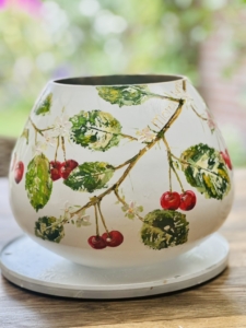 Uniek persoonlijk kado. In opdracht naar jouw wensen. Handbeschilderde kunstvaas "Morellen" Beeldend kunstenaar Marianne Baijens Leende