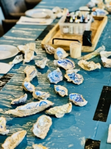 iets je vieren? Exclusieve schilderworkshops oesterschelpen beschilderen op jouw locatie onder begeleiding van Beeldend Kunstenaar Marianne Baijens